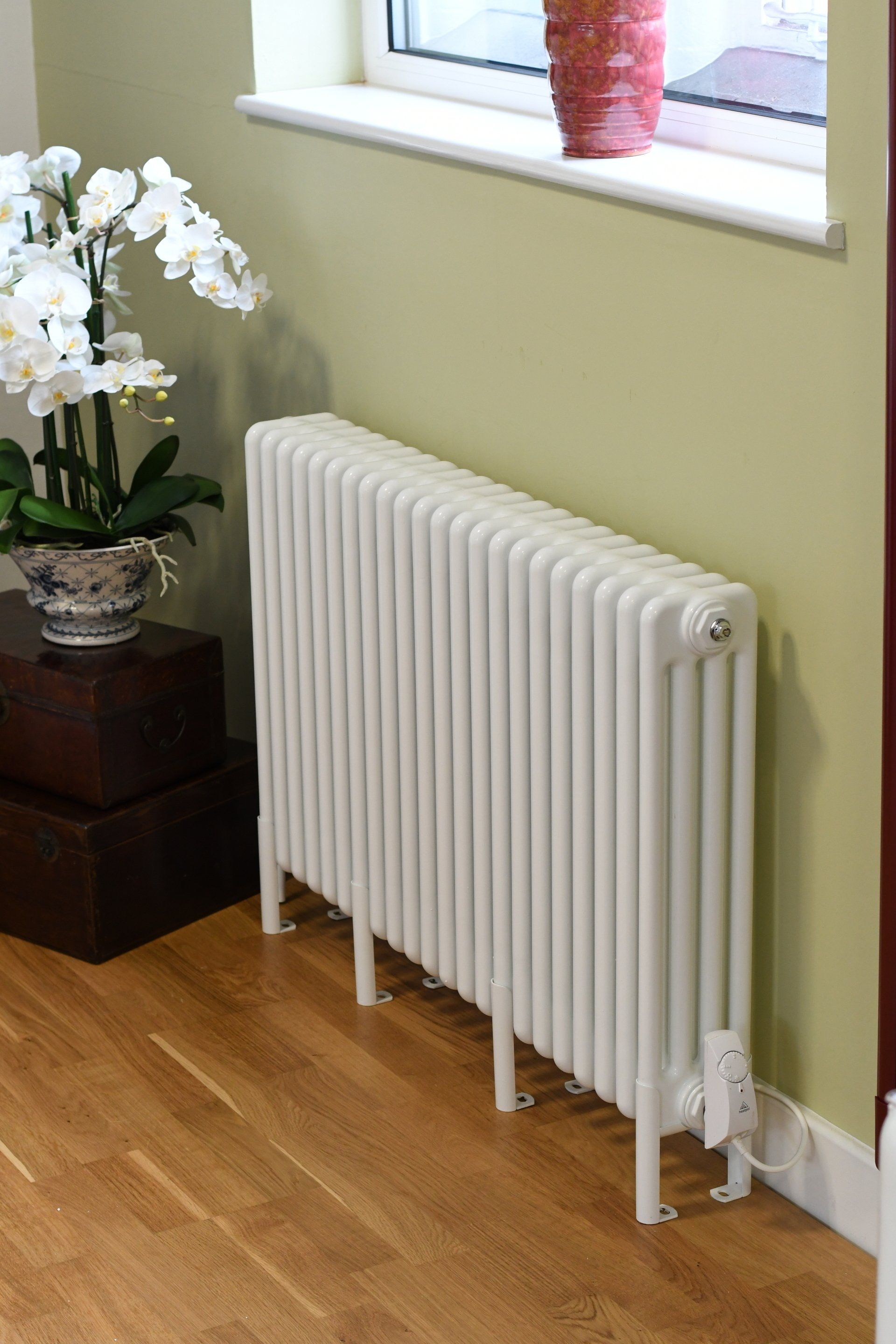 Core electric column radiator in white
