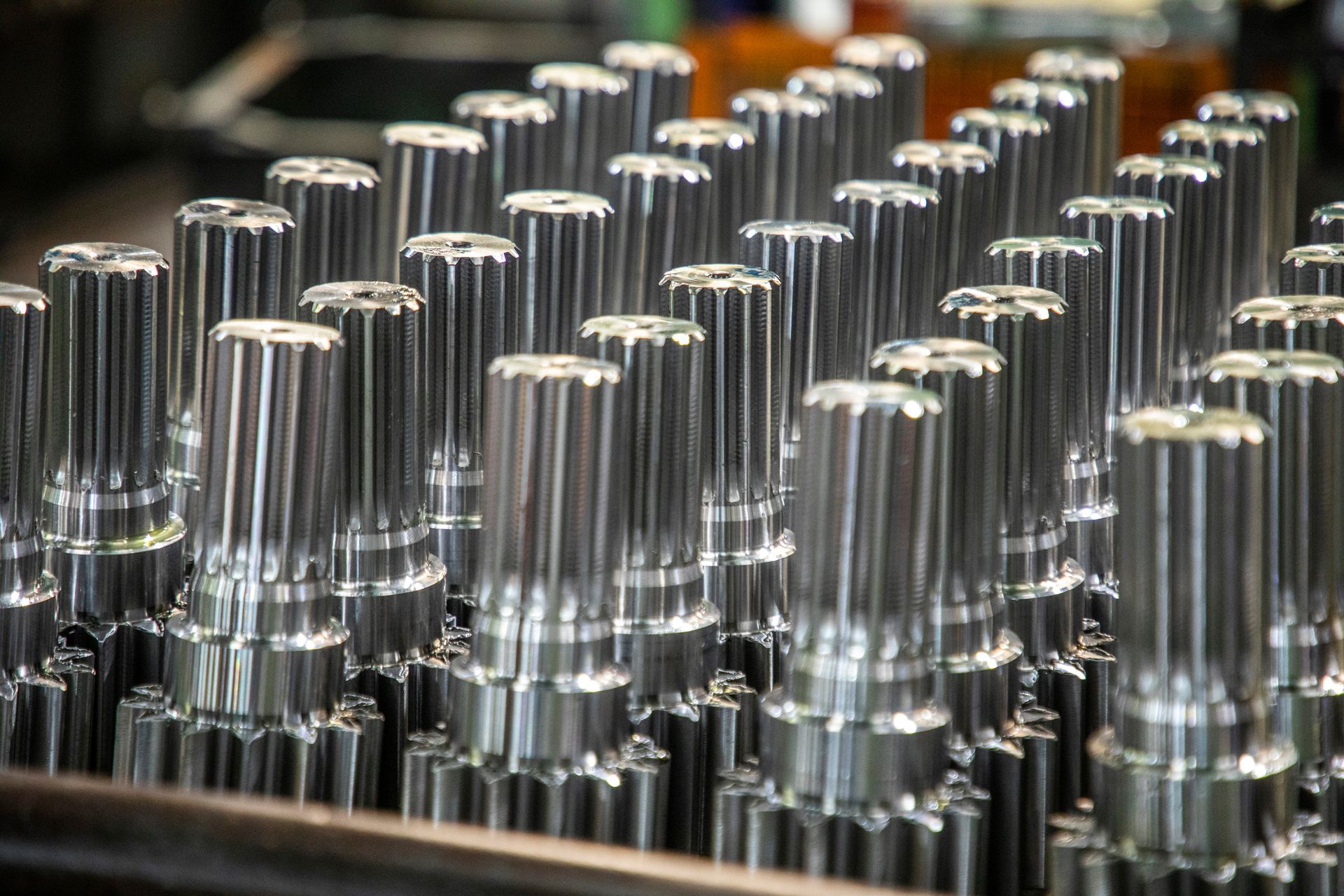 Rangées de cylindres métalliques brillants sur une chaîne de production industrielle