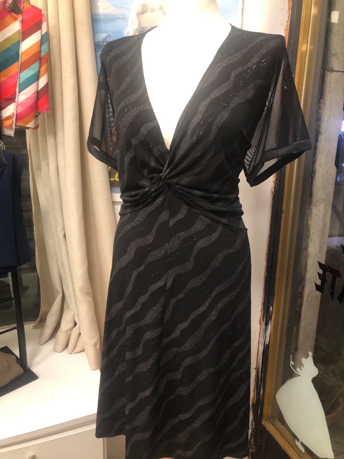 Abito su misura rifinito con eleganza in sartoria.