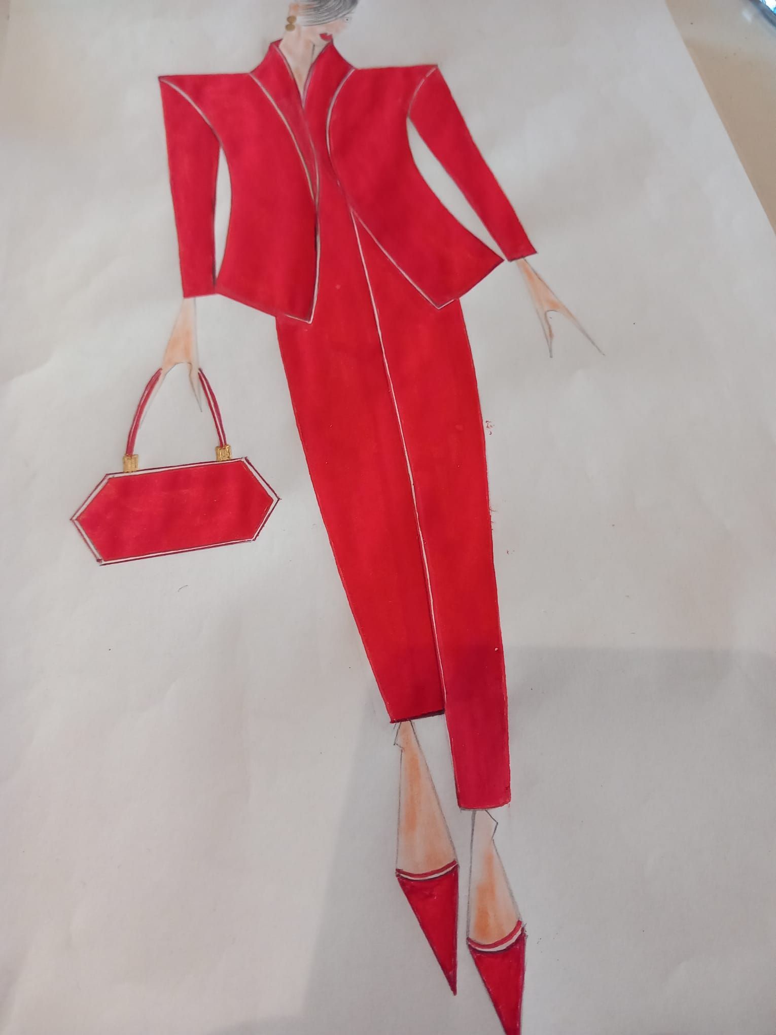 Bozzetto di un completo rosso, composto da giacca strutturata, gonna lunga, borsa abbinata e scarpe con tacco a spillo.