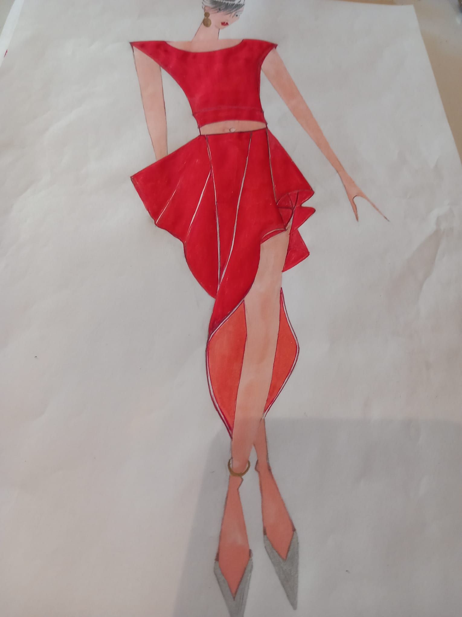 Schizzo di moda di una persona che indossa un top corto rosso 