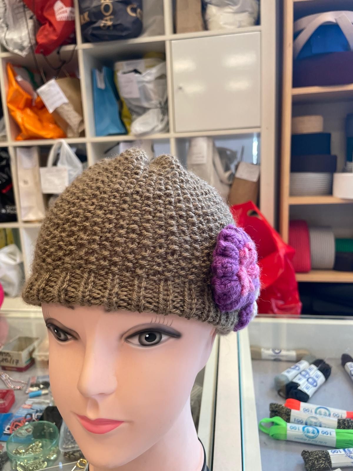 Ricamo artigianale su tessuto con strumenti da lavoro.