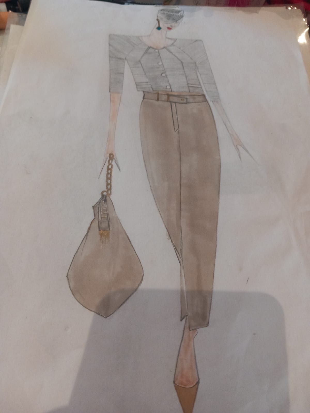 Schizzo di moda di una persona che indossa una maglietta a righe grigie