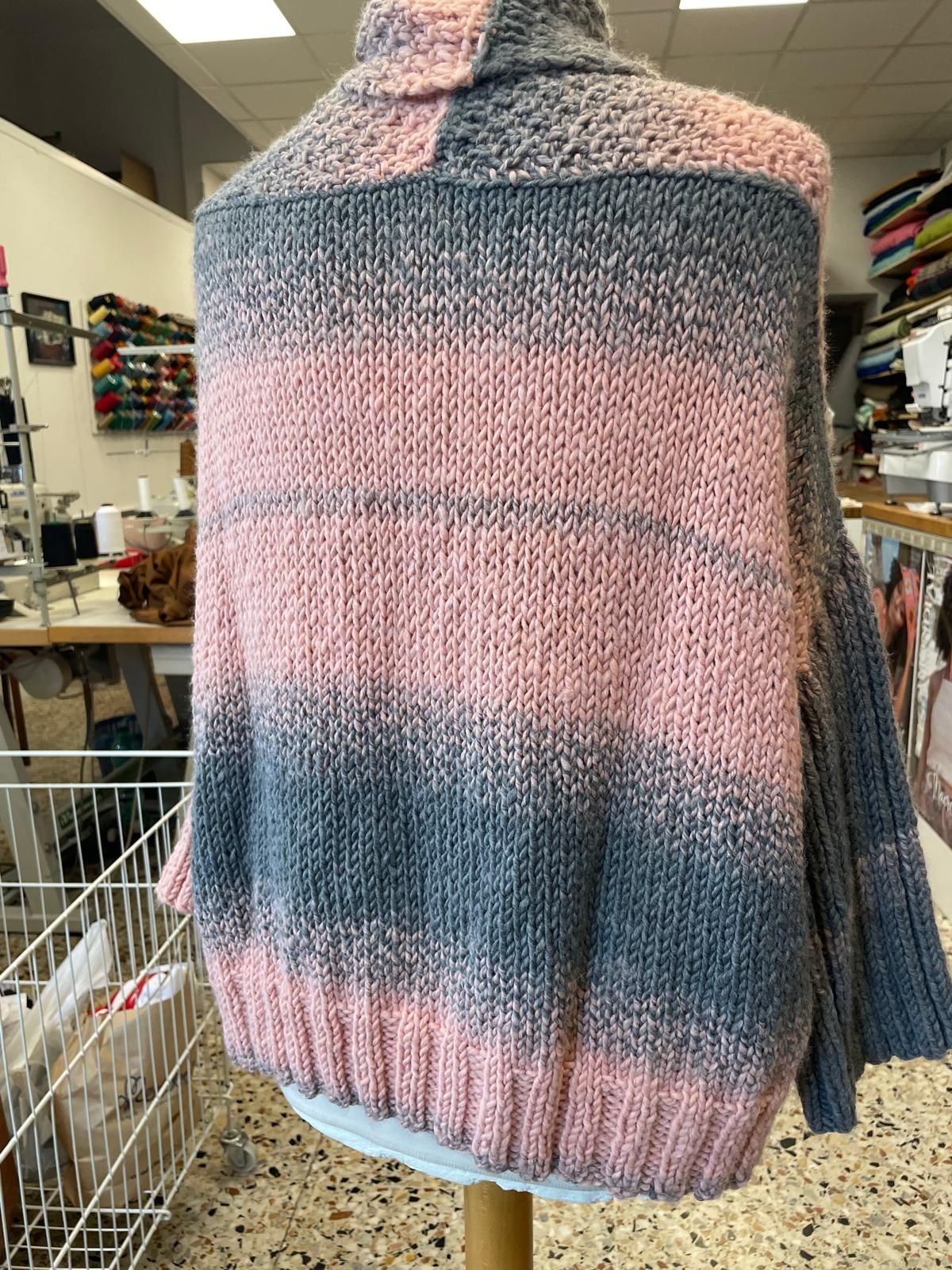 Manuela nel suo atelier mentre sistema i tessuti.