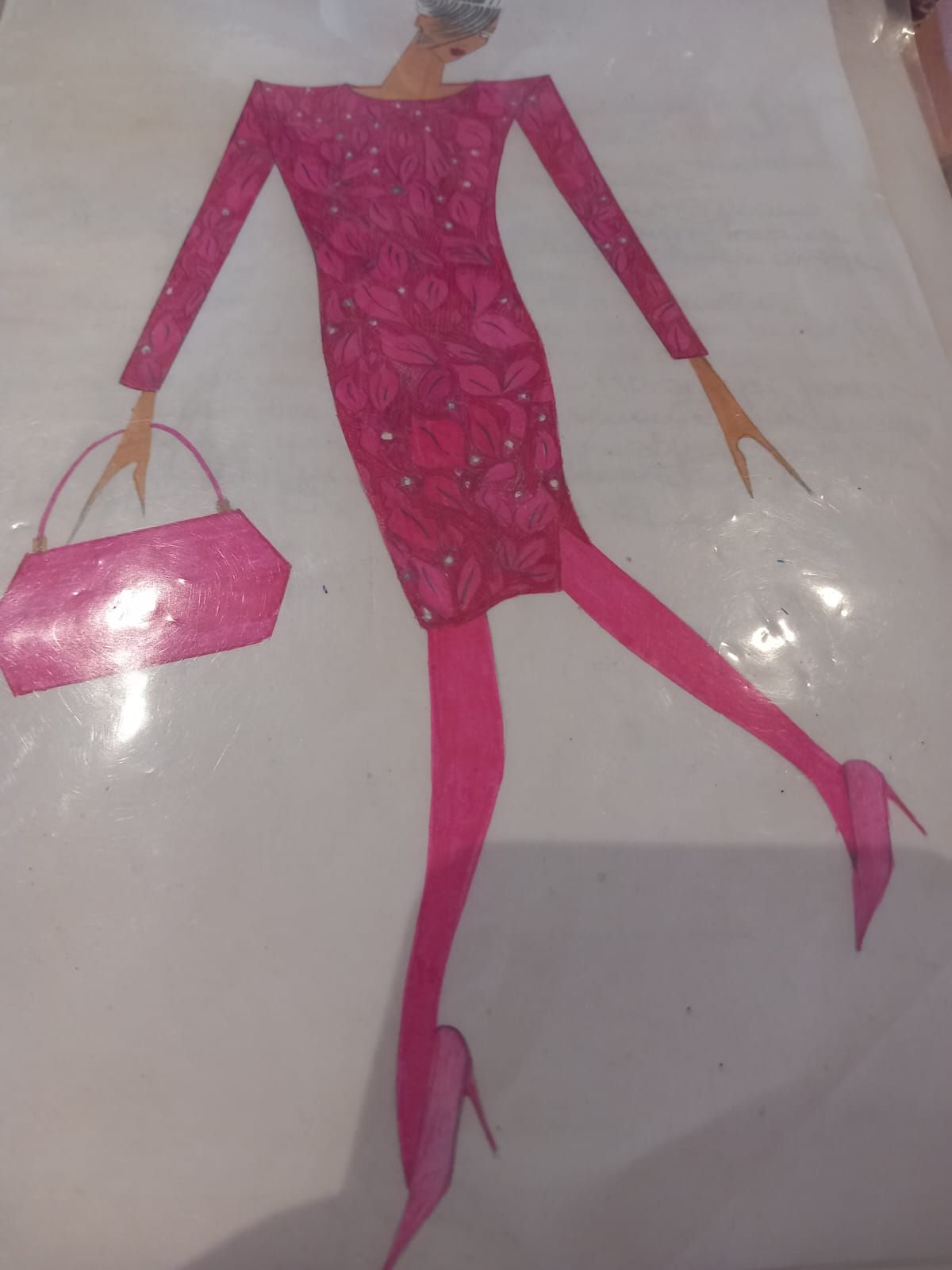 Schizzo di moda di una figura con un abito rosa a fantasia