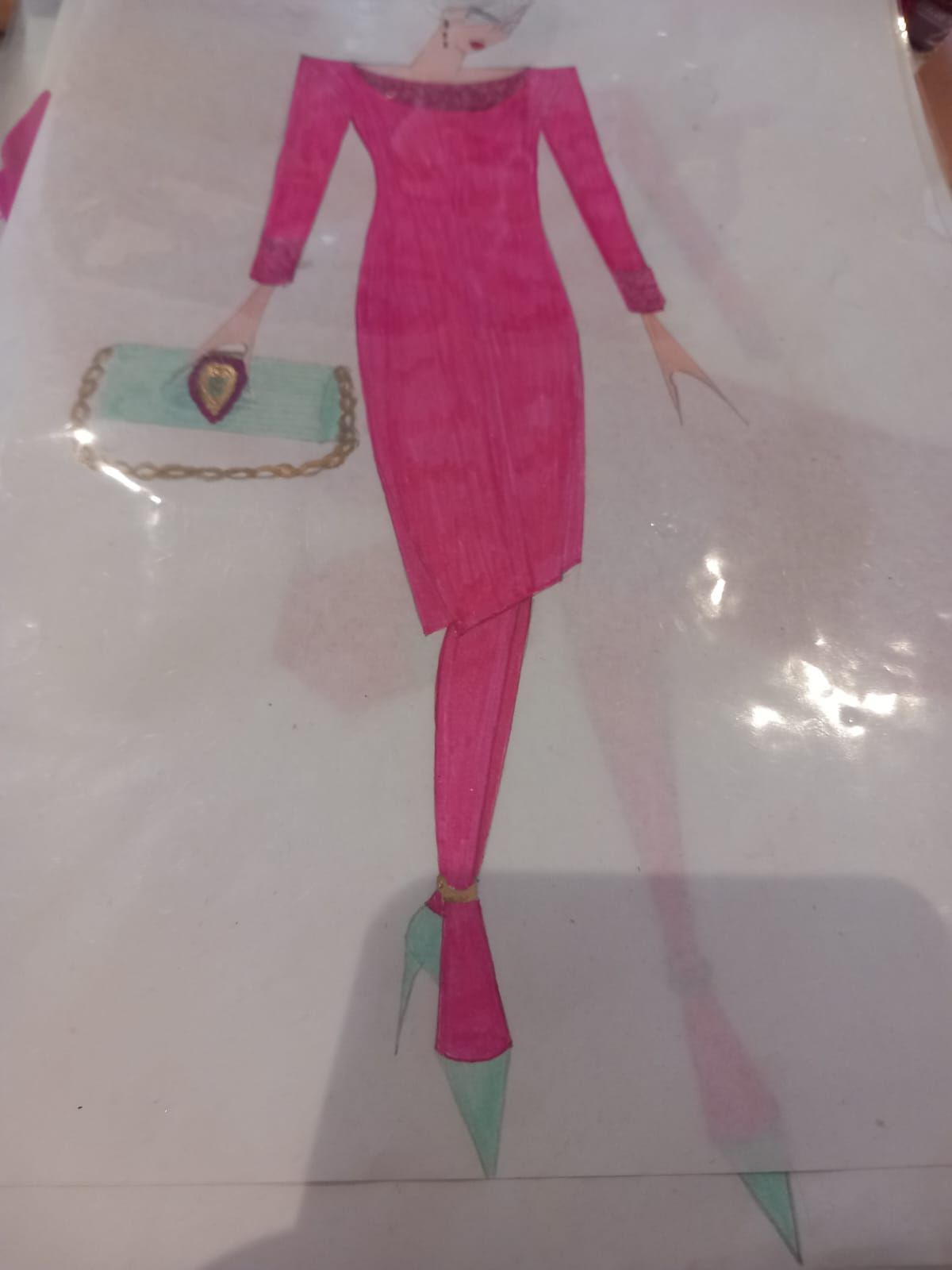 Illustrazione di moda di una persona che indossa un abito rosa acceso a maniche lunghe, leggings abbinati e scarpe