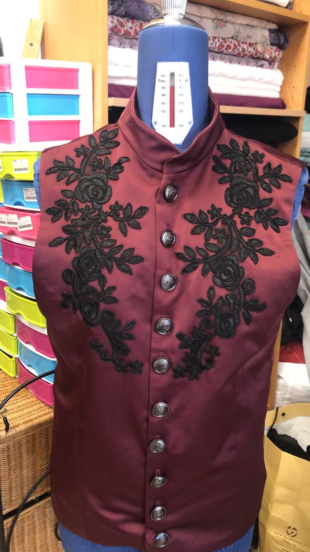 Strumenti da ricamo pronti per una lavorazione artigianale.