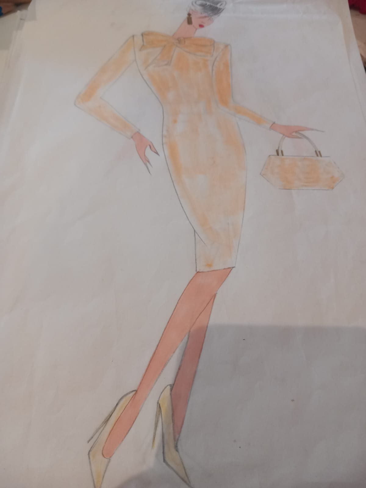 Schizzo di moda di una persona che indossa un abito aderente color pesca a maniche lunghe