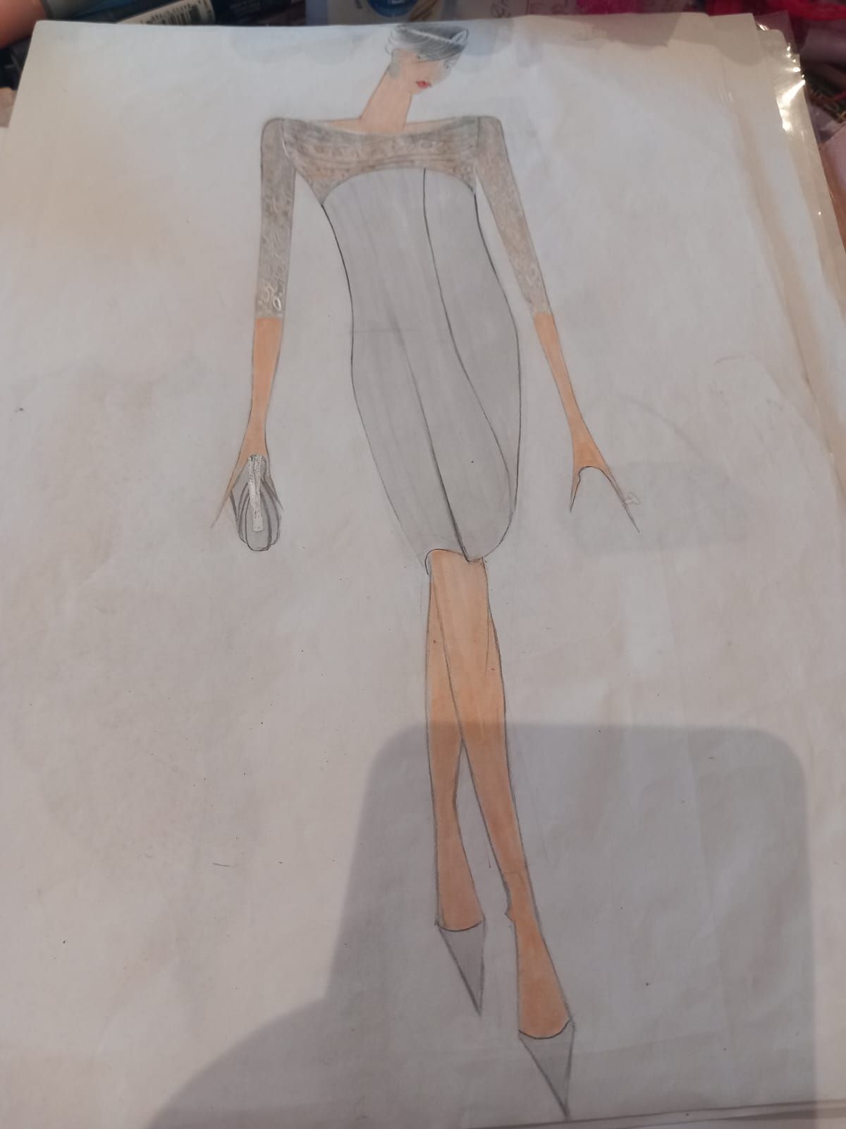 Illustrazione di moda di una persona che indossa un abito grigio al ginocchio con maniche di pizzo