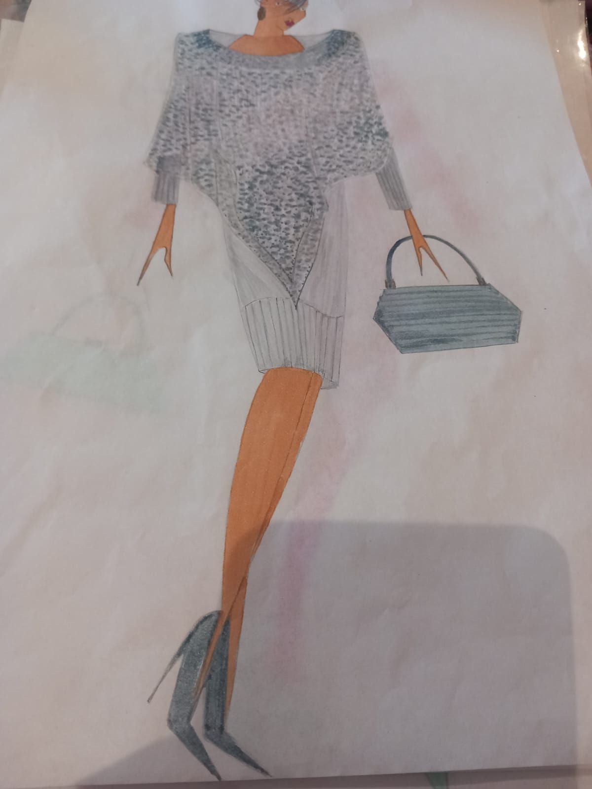 Schizzo di moda di una persona che indossa un poncho grigio testurizzato