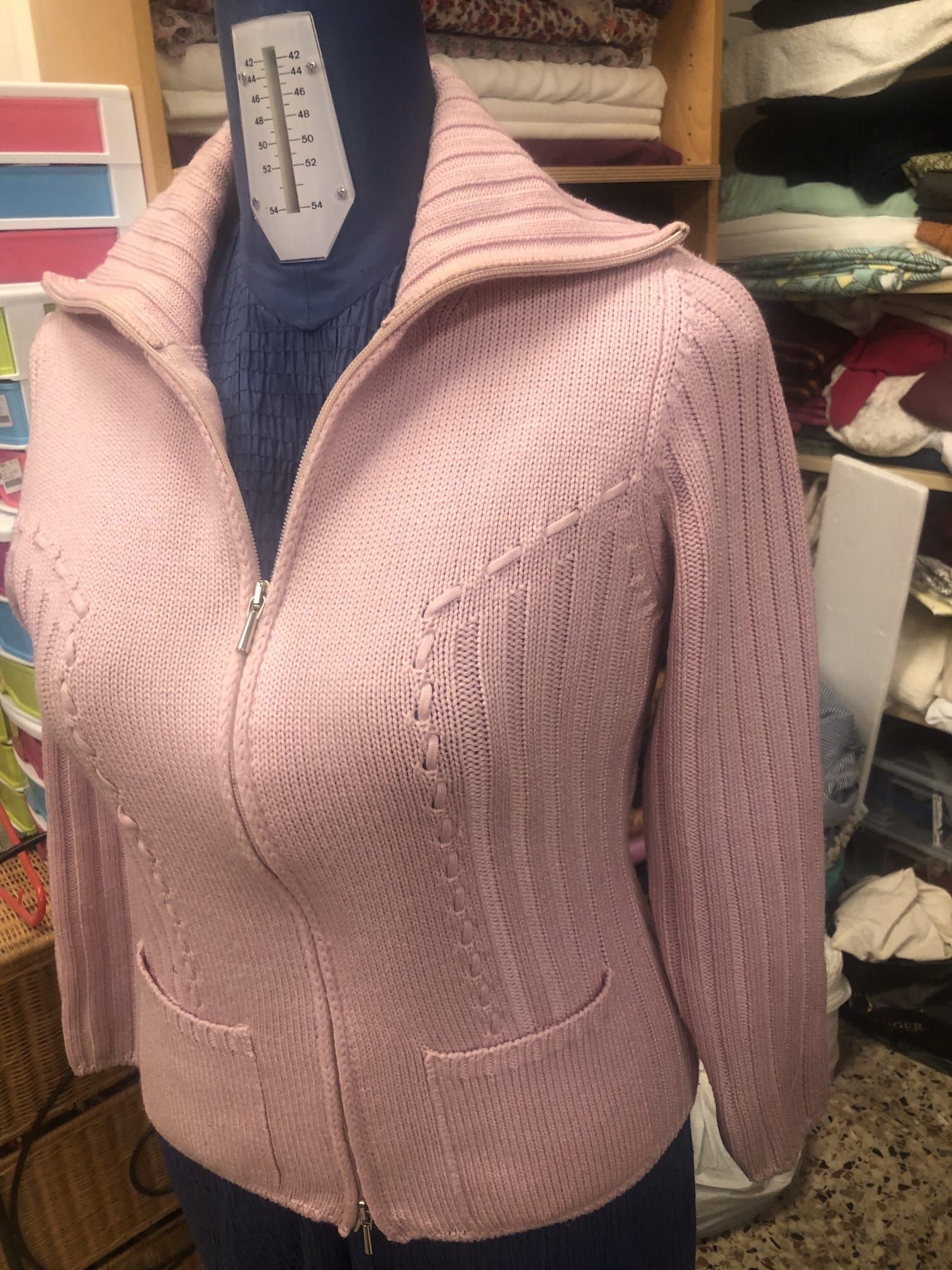 Copertina per neonato ricamata a mano.