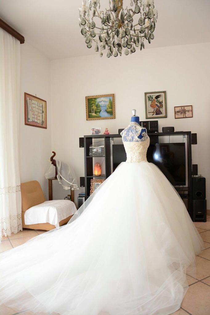 Abito su misura rifinito con eleganza in sartoria.