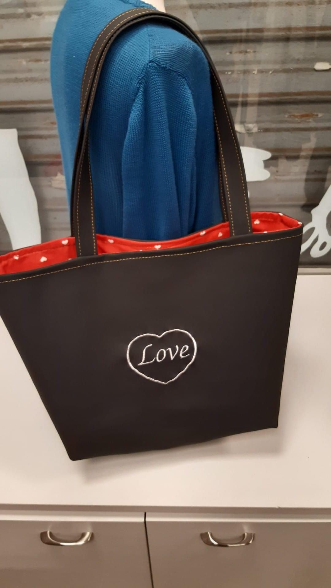 Strumenti da ricamo pronti per una lavorazione artigianale.