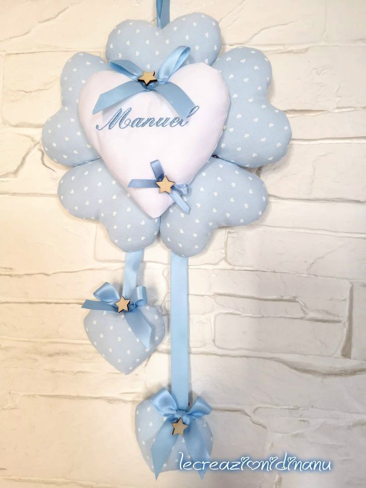 Una decorazione da appendere in tessuto blu e bianco a forma di cuori a pois