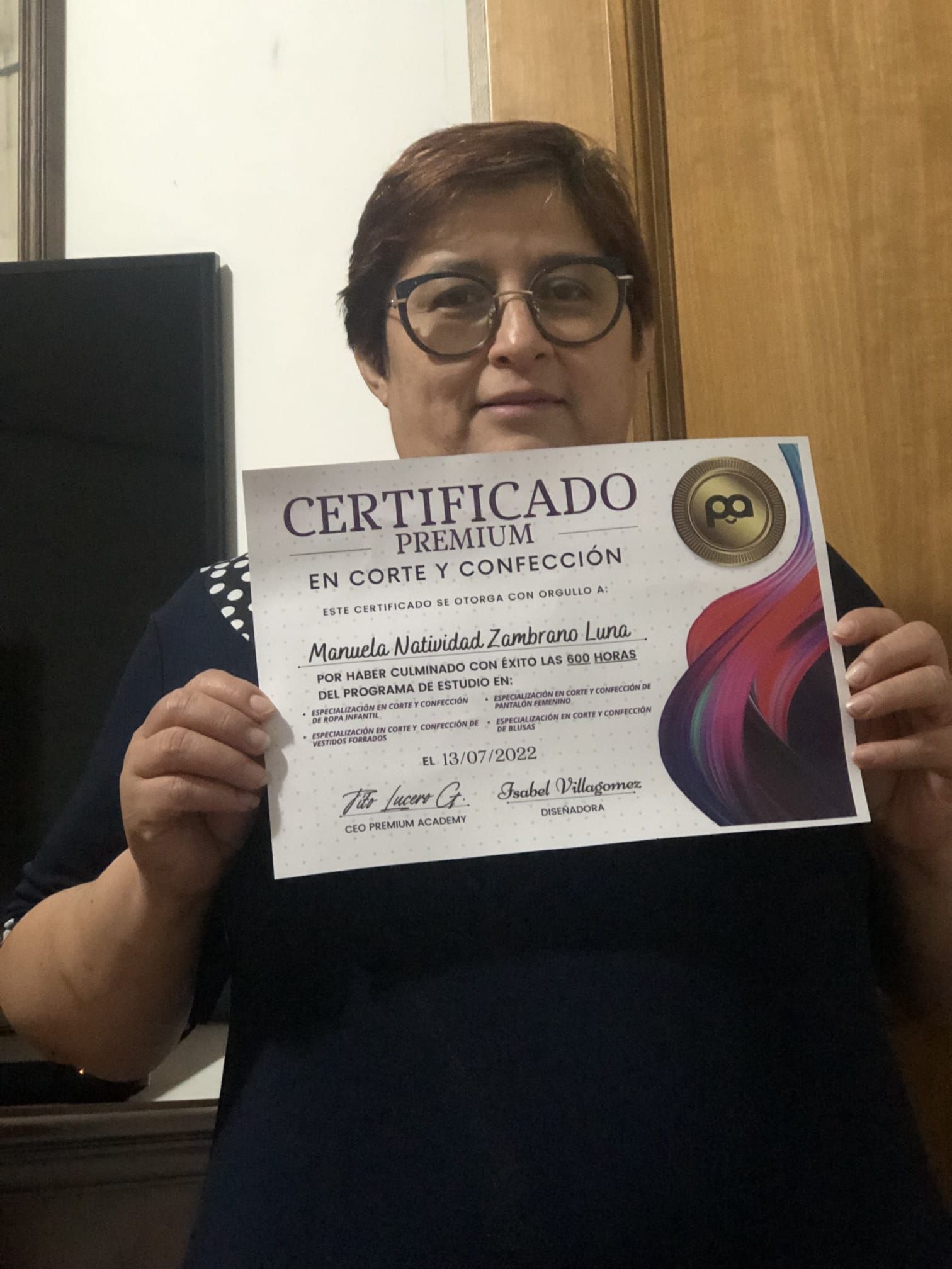 Abito su misura rifinito con eleganza in sartoria.