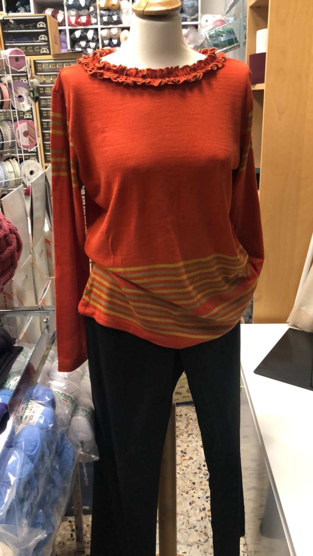 Abito su misura rifinito con eleganza in sartoria.