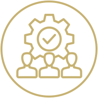 Contorno dorado de un engranaje con una marca de verificación sobre tres iconos de personas dentro de un círculo.