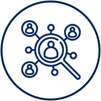 Icono de línea azul de una lupa sobre los perfiles de usuario dentro de un círculo.