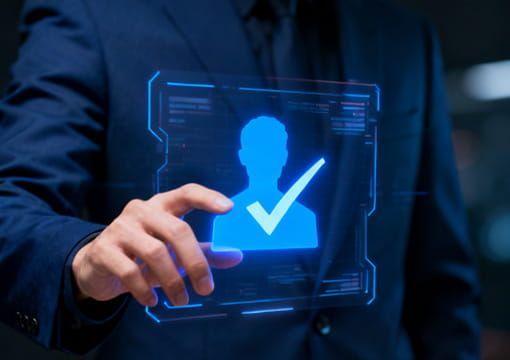Mano presionando el icono de verificación holográfico azul con una marca de verificación en la pantalla digital