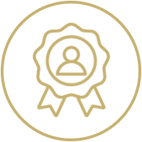 Insignia dorada con contorno, icono de usuario y cinta dentro de un círculo.