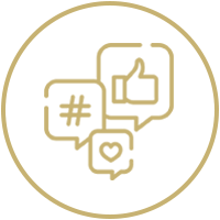 Iconos dorados de burbujas de chat de redes sociales con hashtag, pulgar hacia arriba y corazón dentro de un círculo.
