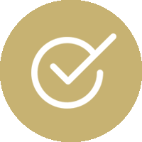 Círculo dorado con un icono de marca de verificación blanca en su interior.