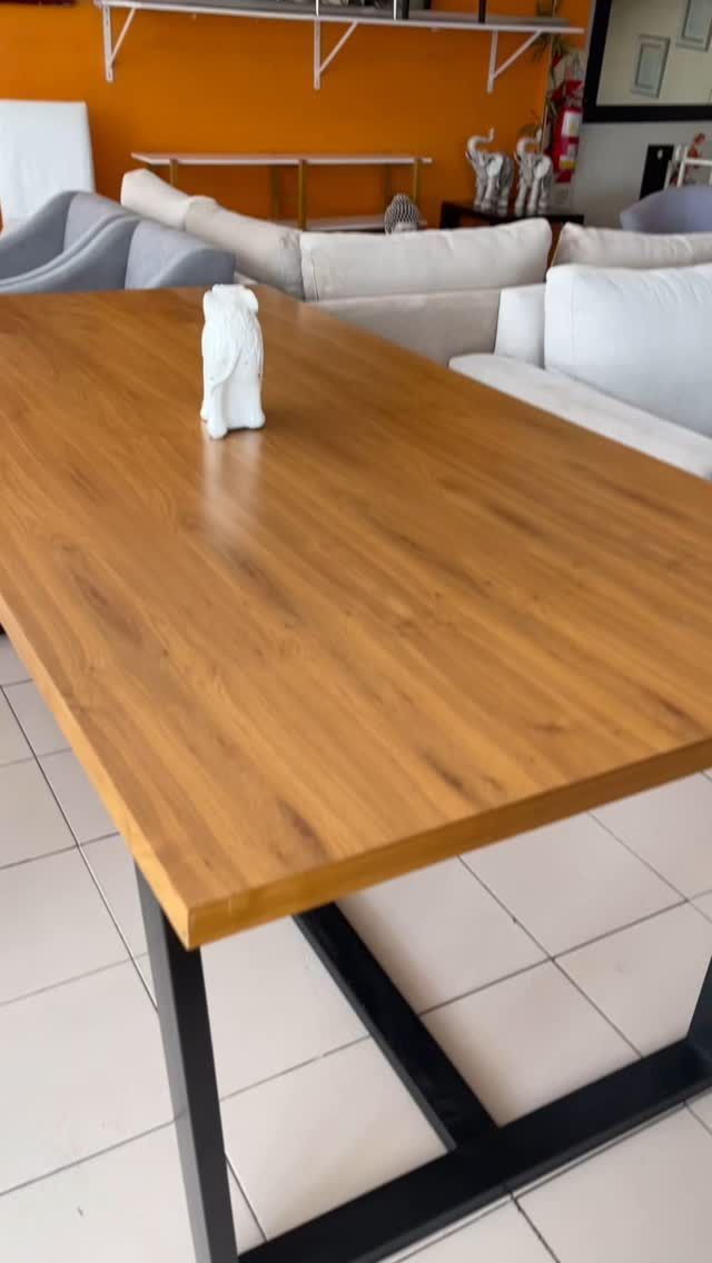 Una mesa de madera con una estatua encima.