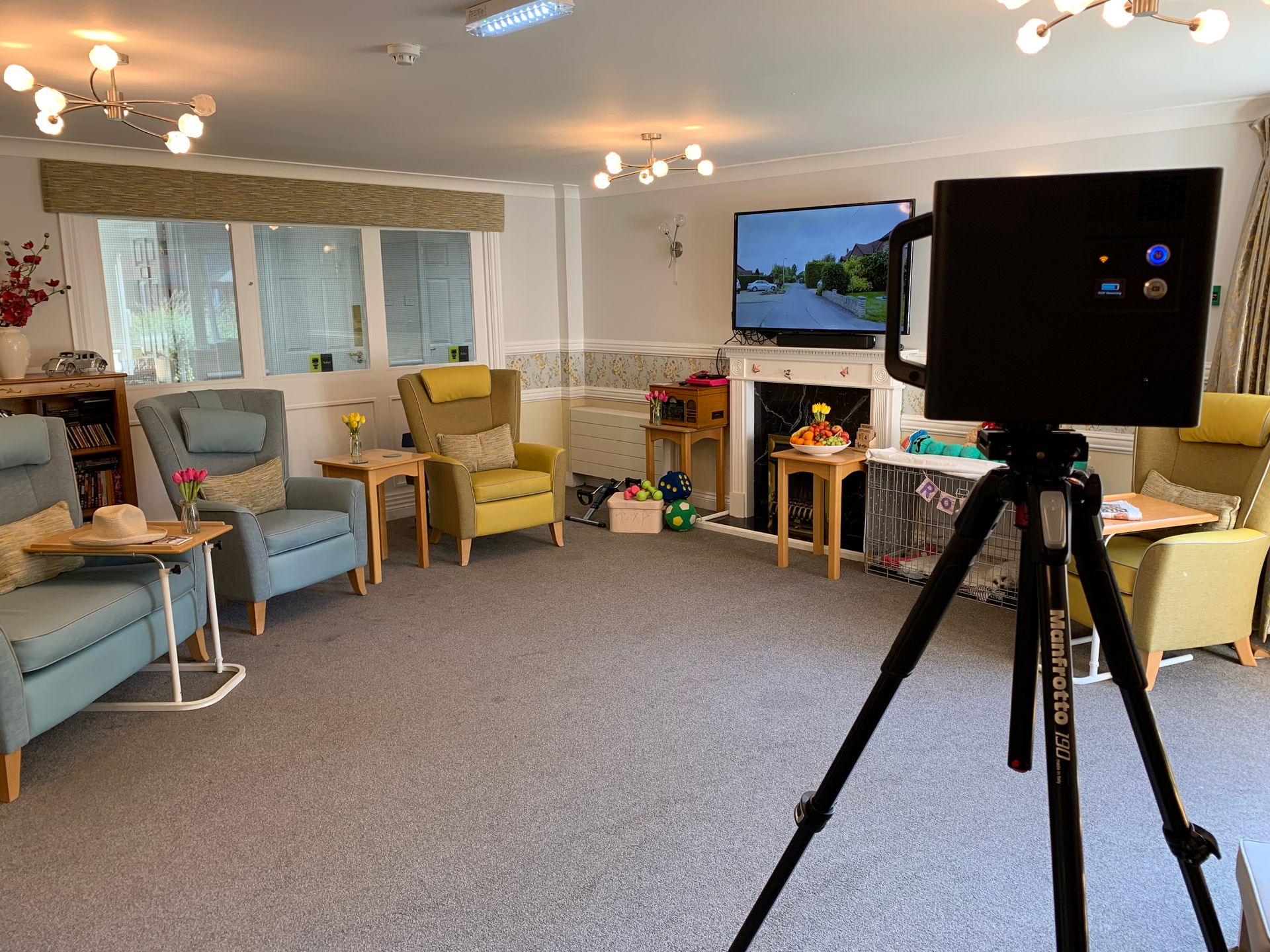 A camera is sitting on a tripod in a room.