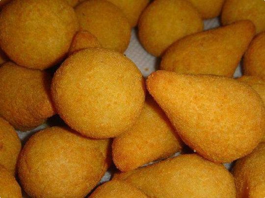 Uma pilha de comida frita está sobre uma mesa.