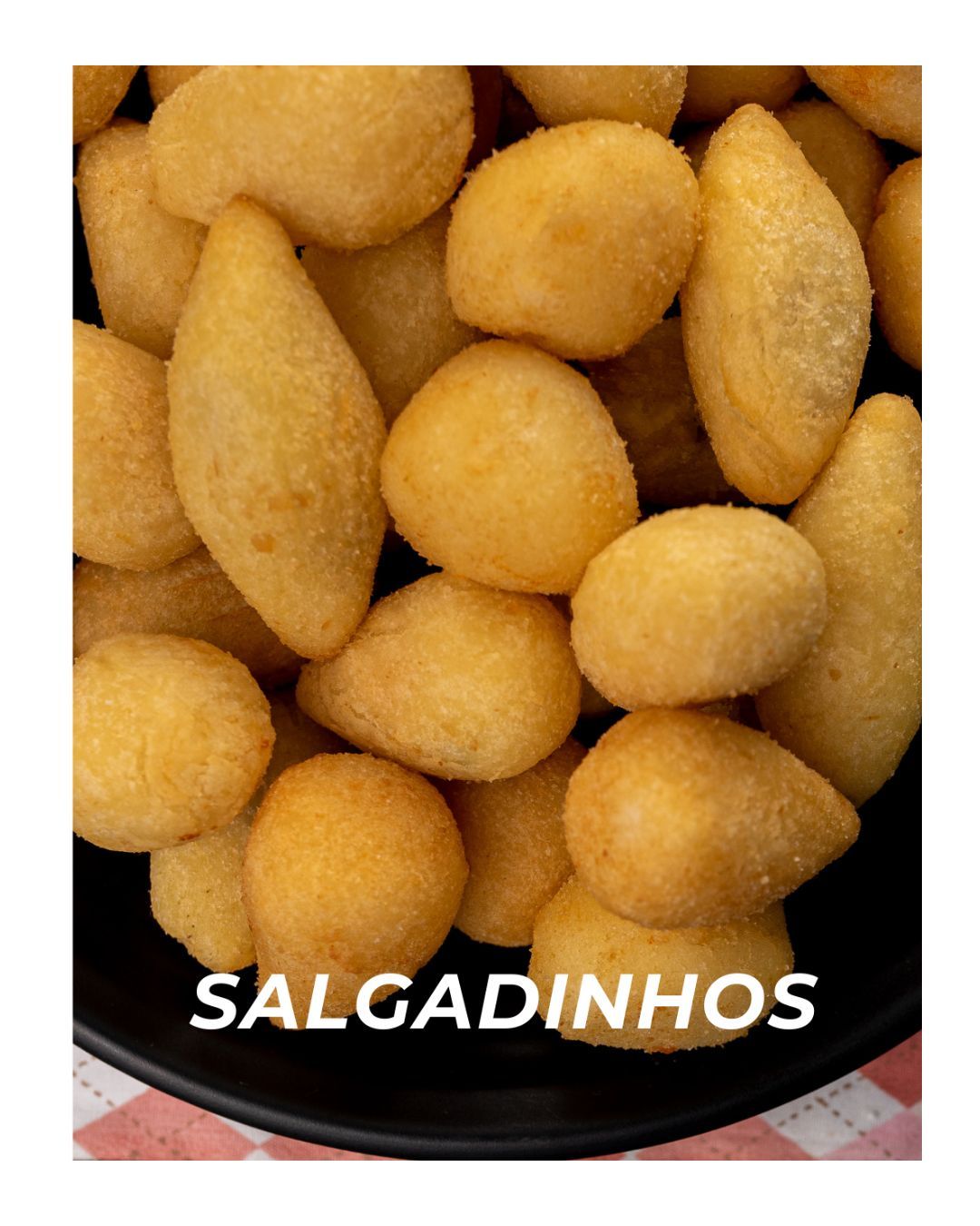 Uma tigela preta cheia de frituras chamadas salgadinhos