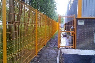 yellow fencing grilles
