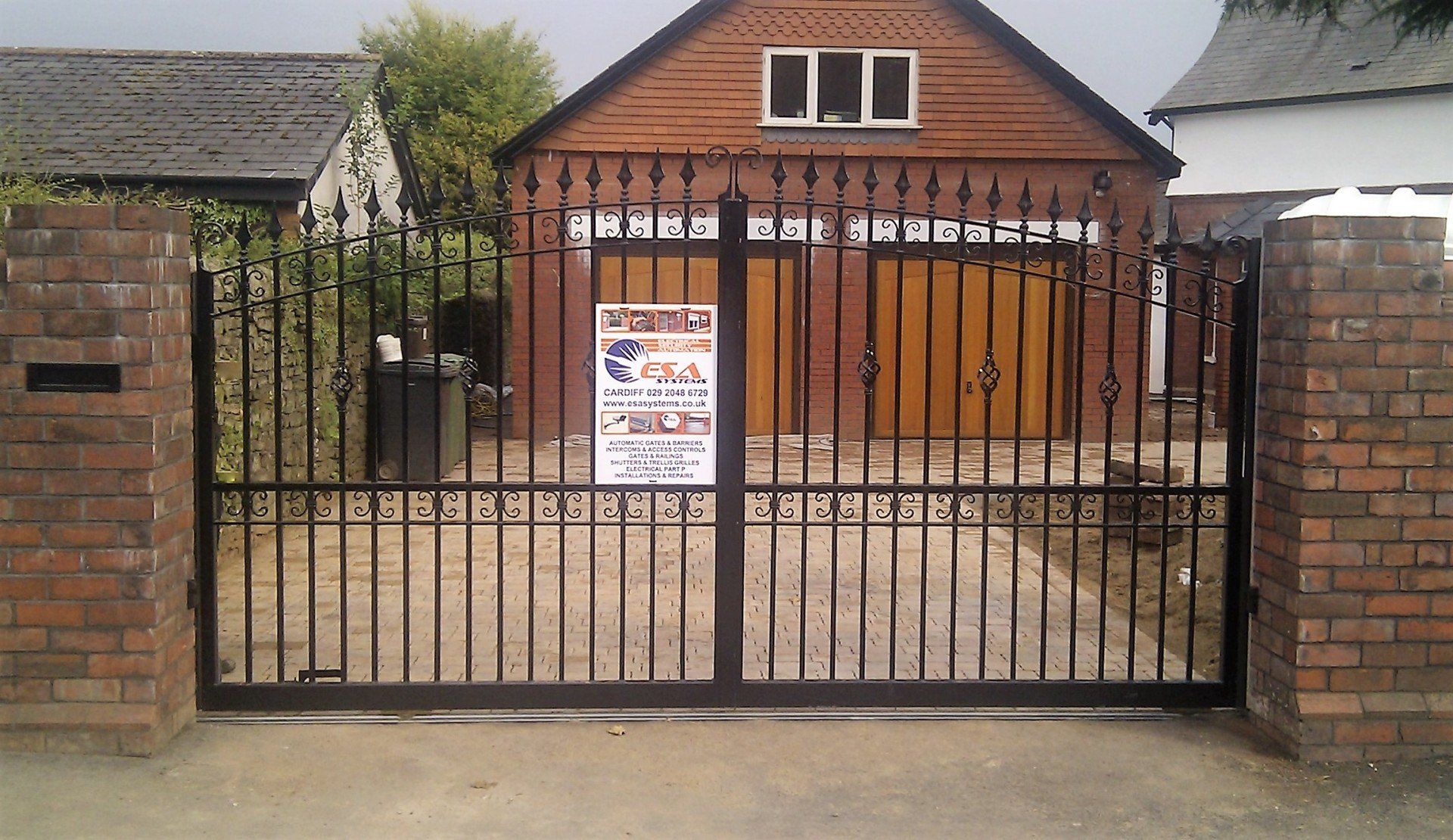 metallic gate for an independent house