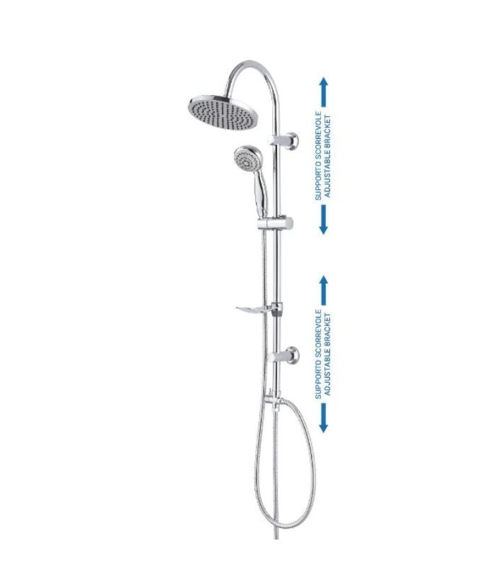 Un soffione doccia con un tubo flessibile ad esso collegato su uno sfondo bianco.