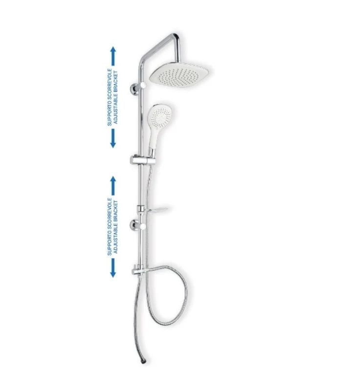 Un soffione doccia con un tubo collegato