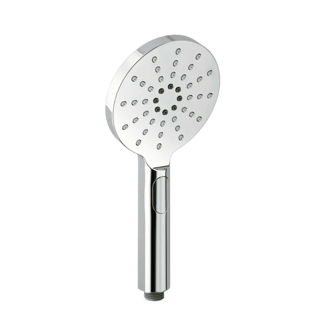 Un soffione doccia cromato con fori su uno sfondo bianco