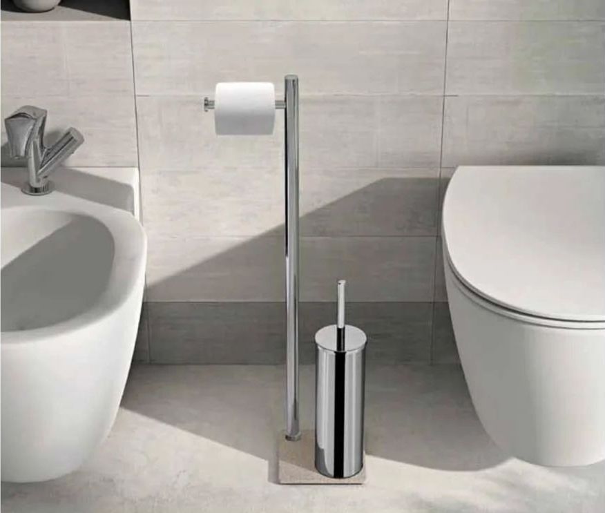 Un bagno con wc, bidet e porta carta igienica