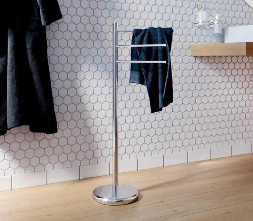 Un portasciugamani si trova in un bagno accanto a un lavandino.