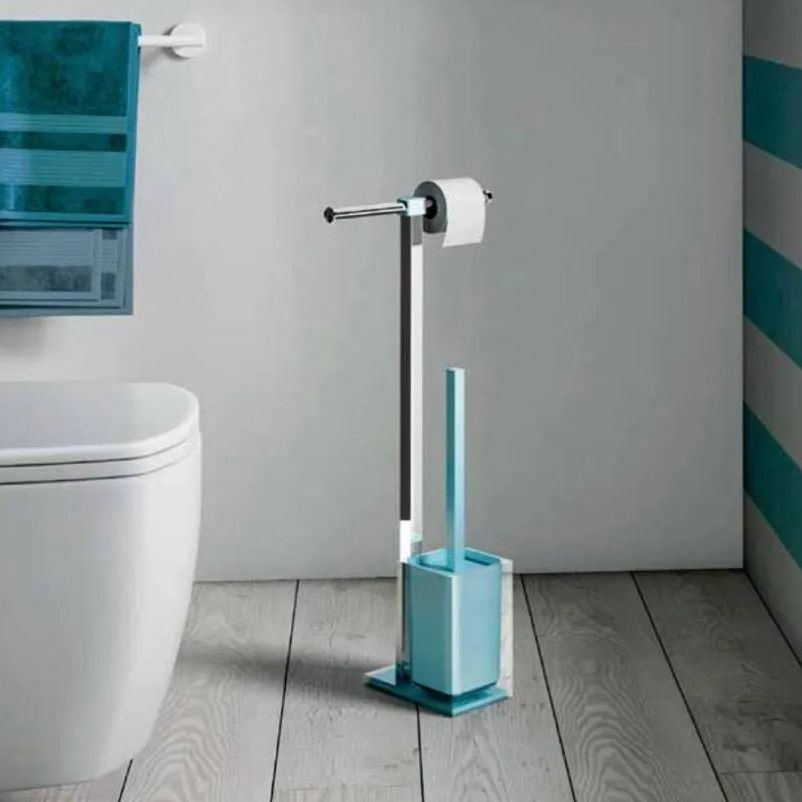 Un bagno con WC e porta carta igienica