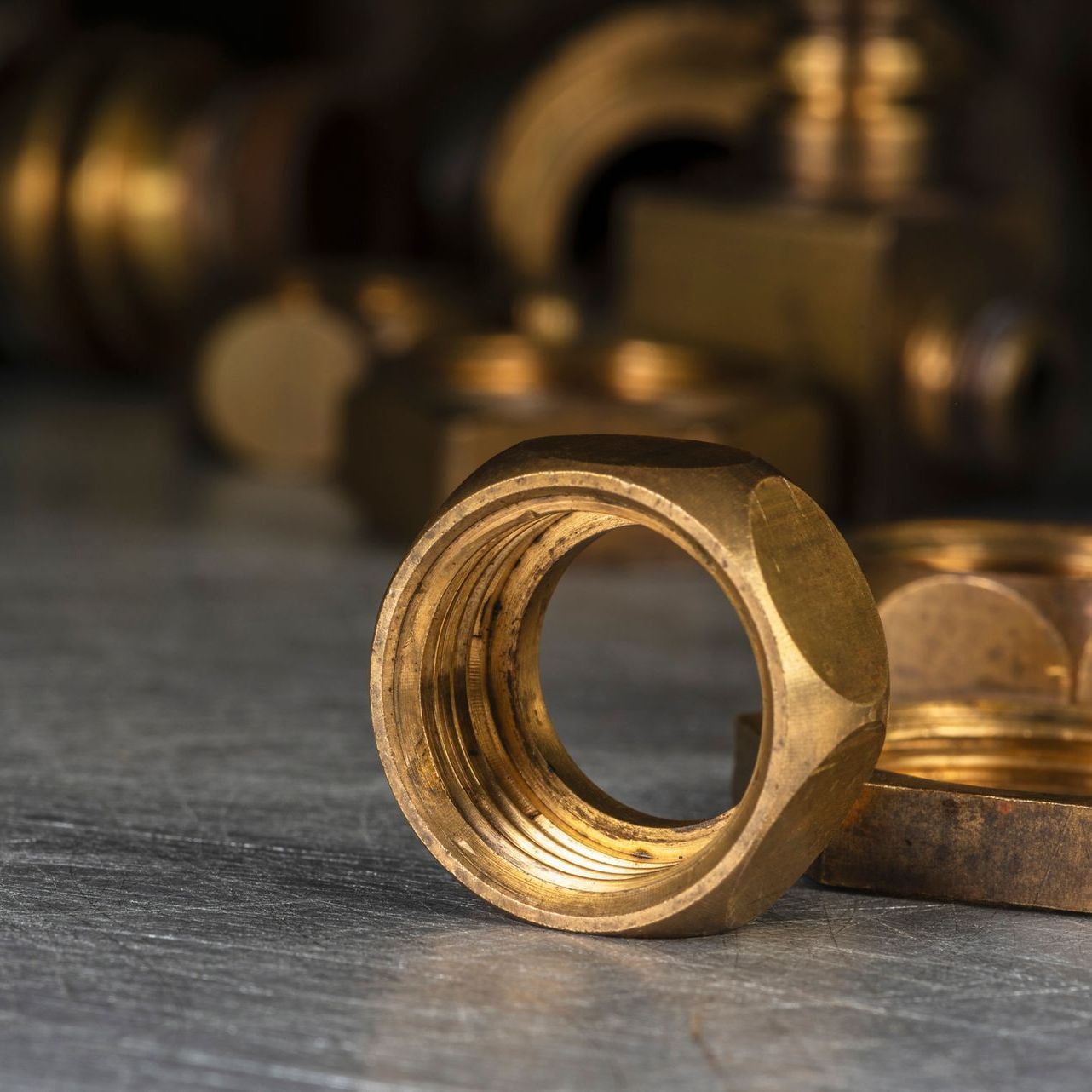 Una chiusura di un dado di ottone su un tavolo.