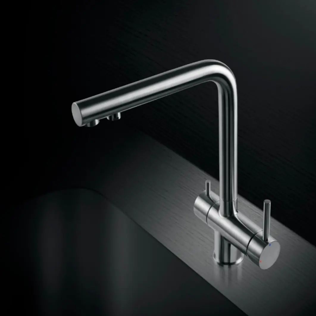 Un rubinetto per lavello da cucina in acciaio inossidabile con sfondo nero