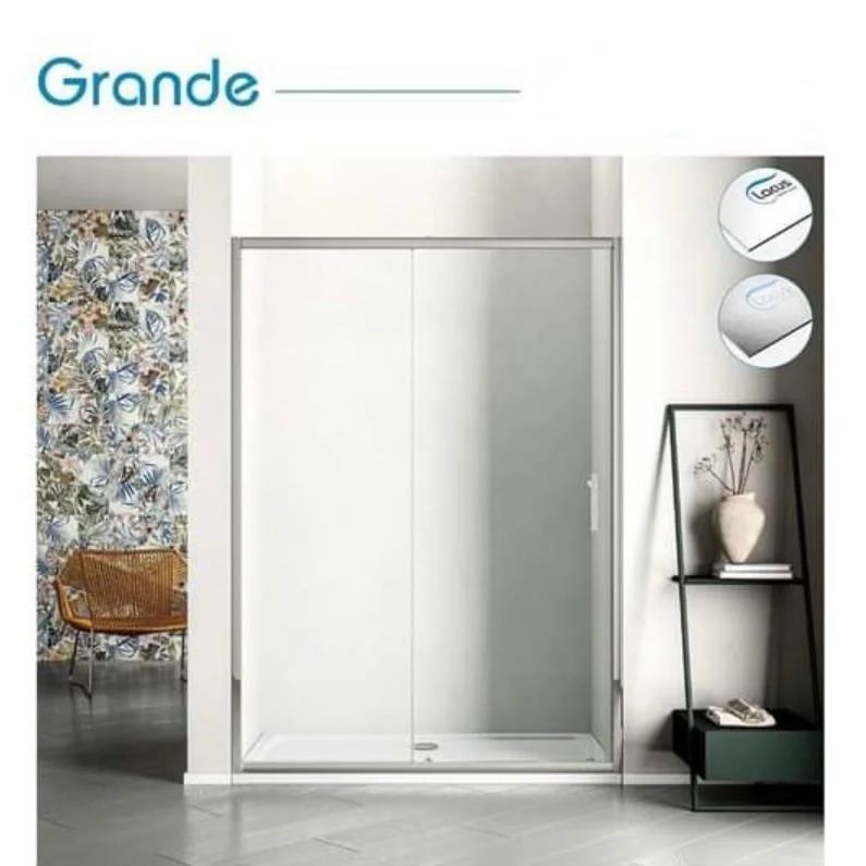 Un bagno con porta doccia scorrevole in vetro.