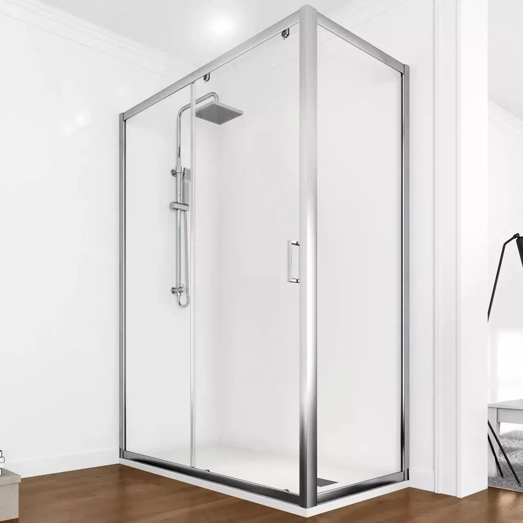 Una cabina doccia con porta scorrevole in vetro in un bagno.