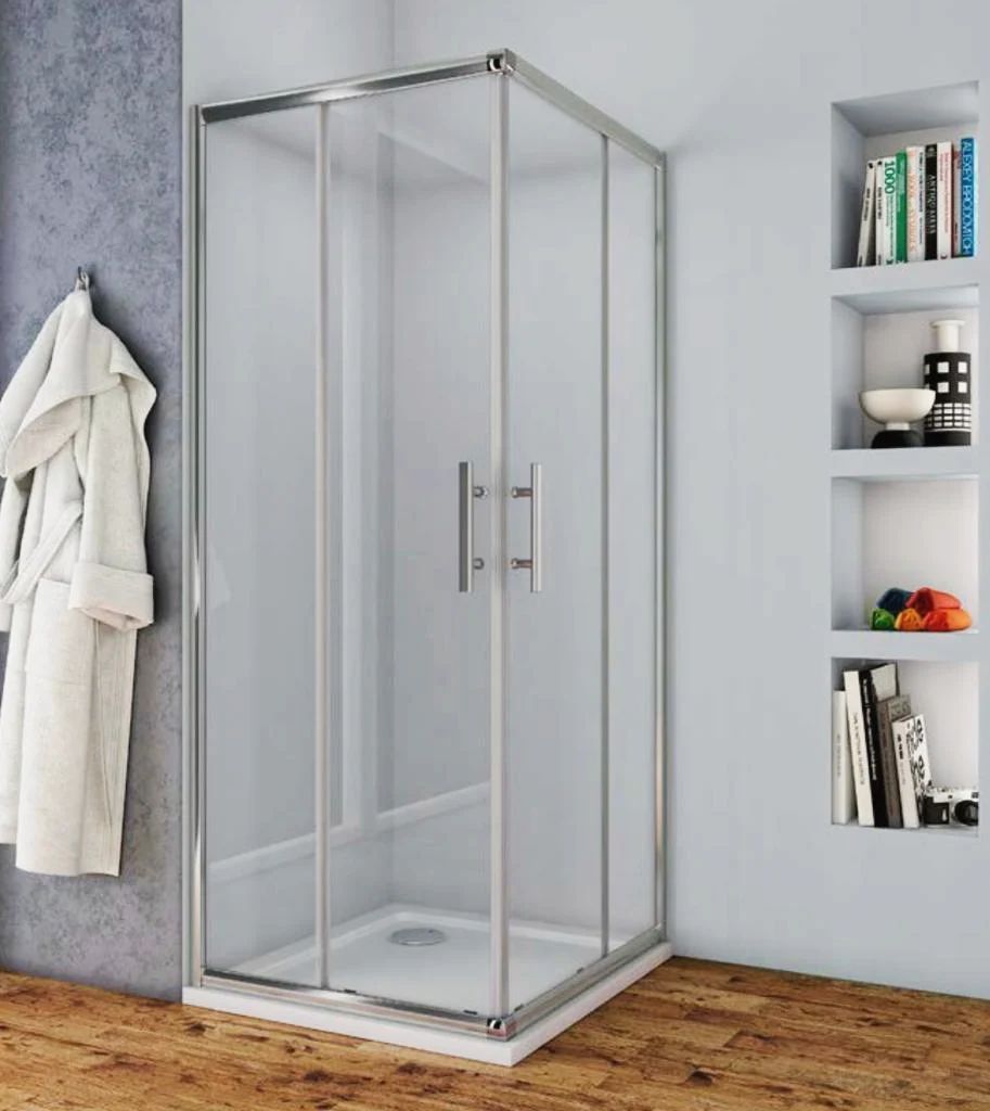 Una cabina doccia in un bagno con un accappatoio appeso al muro.