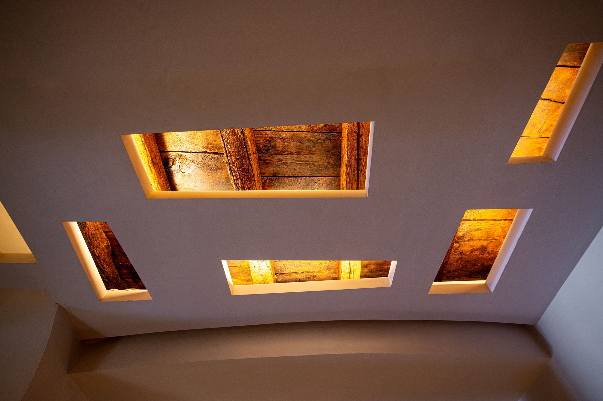 Un soffitto con alcuni fori quadrati