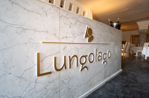 Un muro di marmo con la scritta lungolago