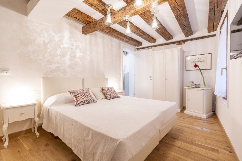 Elegante camera matrimoniale con bagno