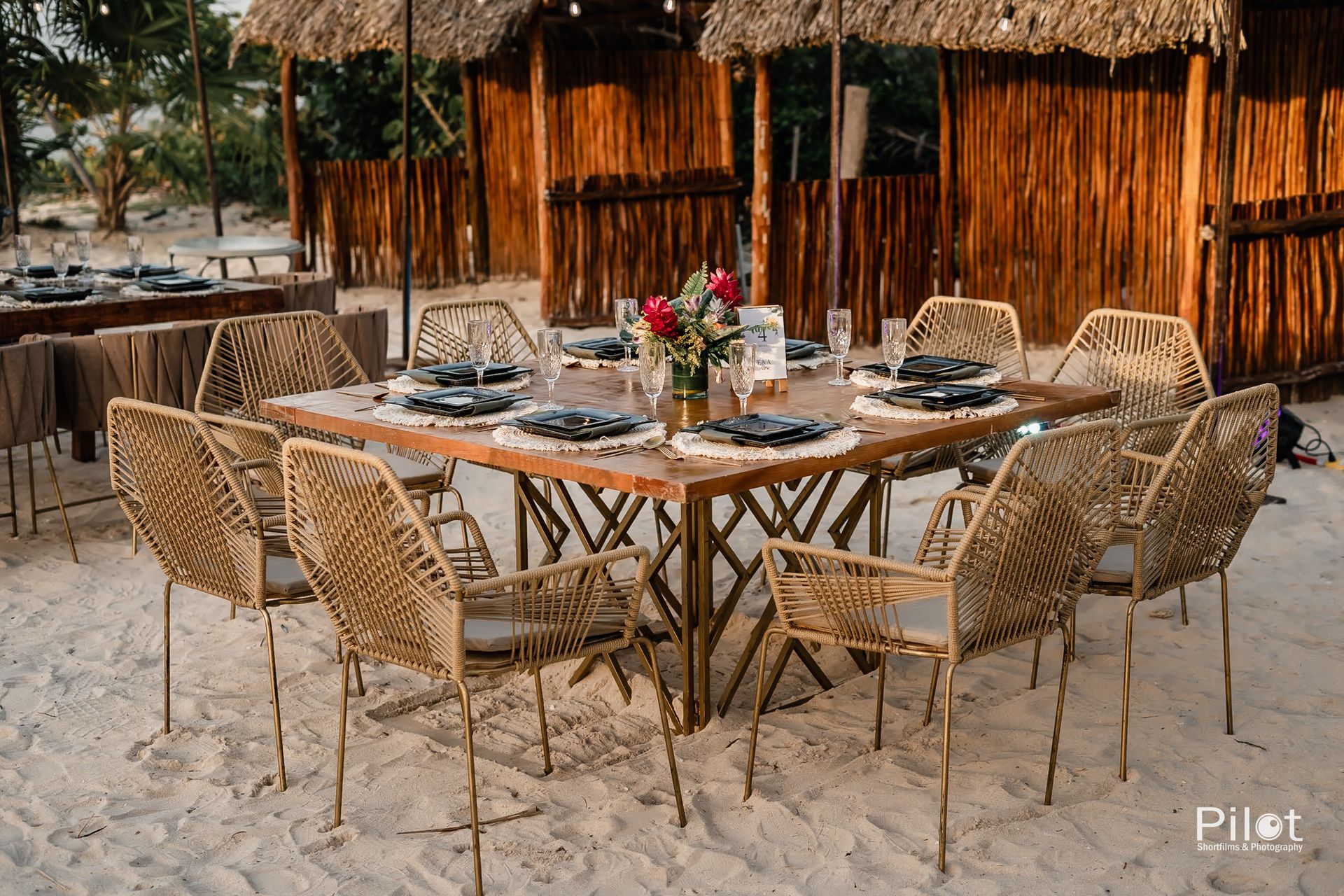 Una mesa y sillas están instaladas en la playa.