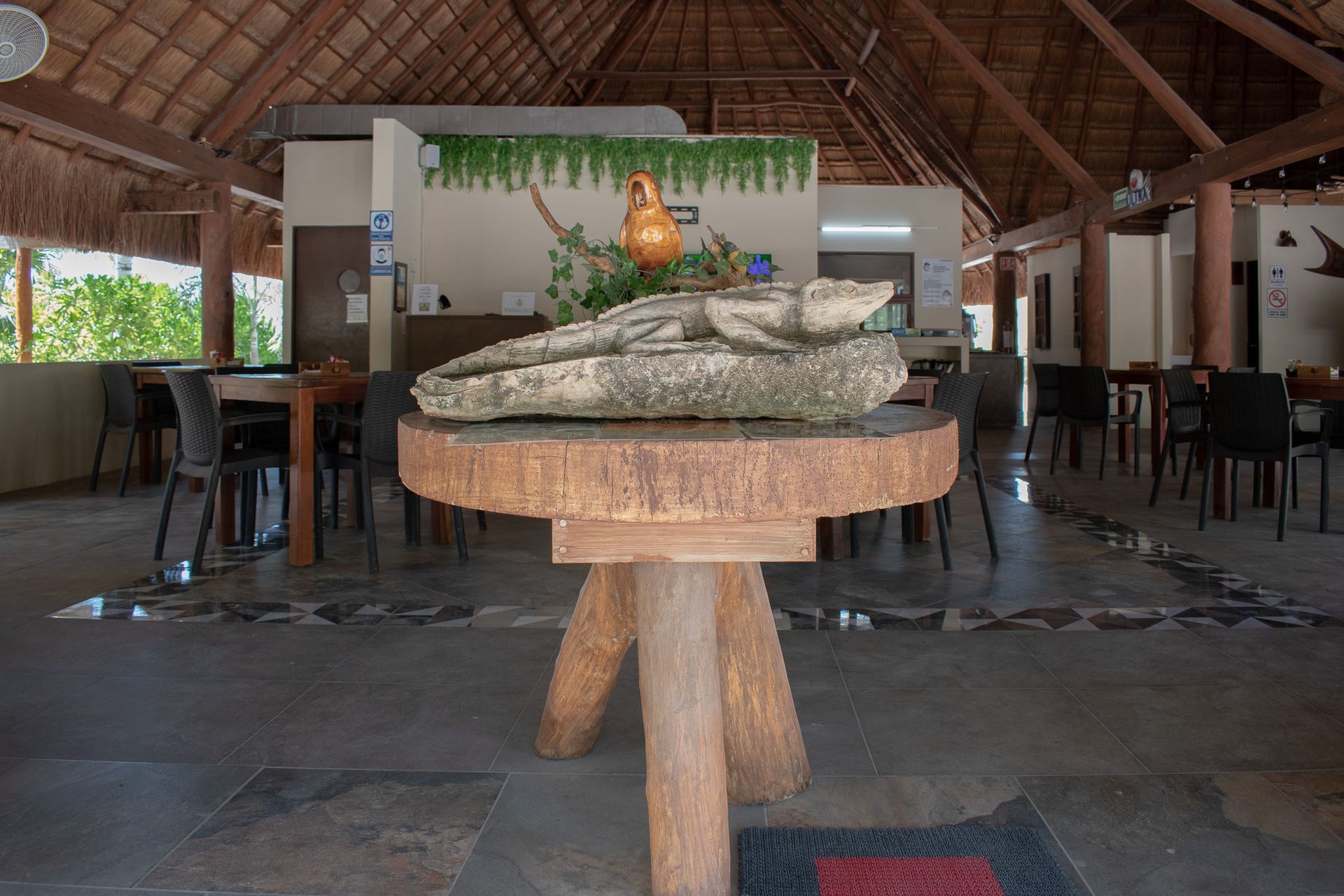 Una mesa de madera con una estatua encima en Tecnohotel Beach