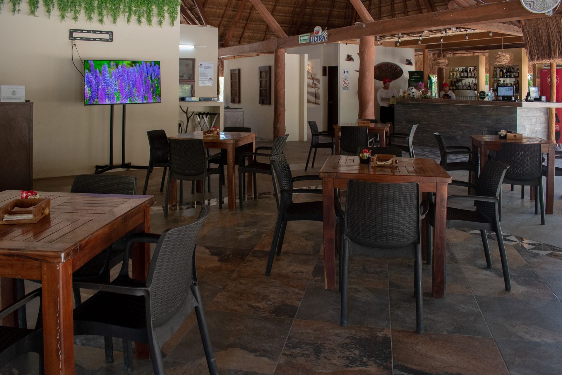 Un restaurante con mesas y sillas en Tecnohotel Beach