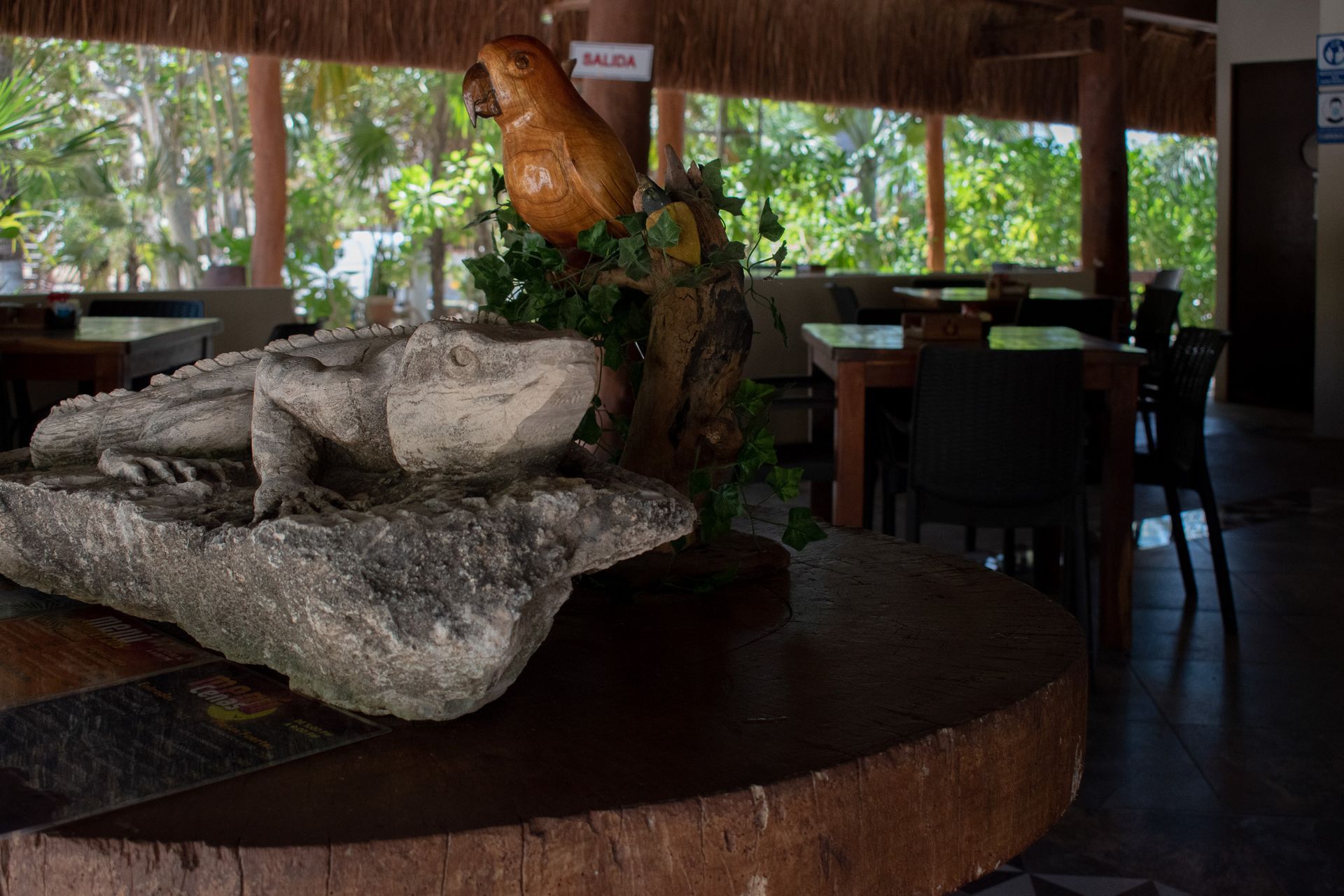 Una estatua de Tecnohotel Beach